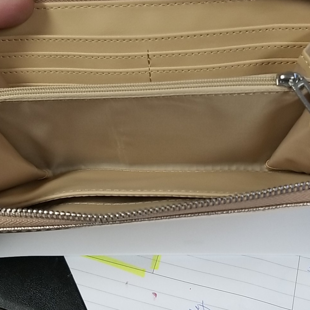 Guess? Wallet - Picture 4 of 4